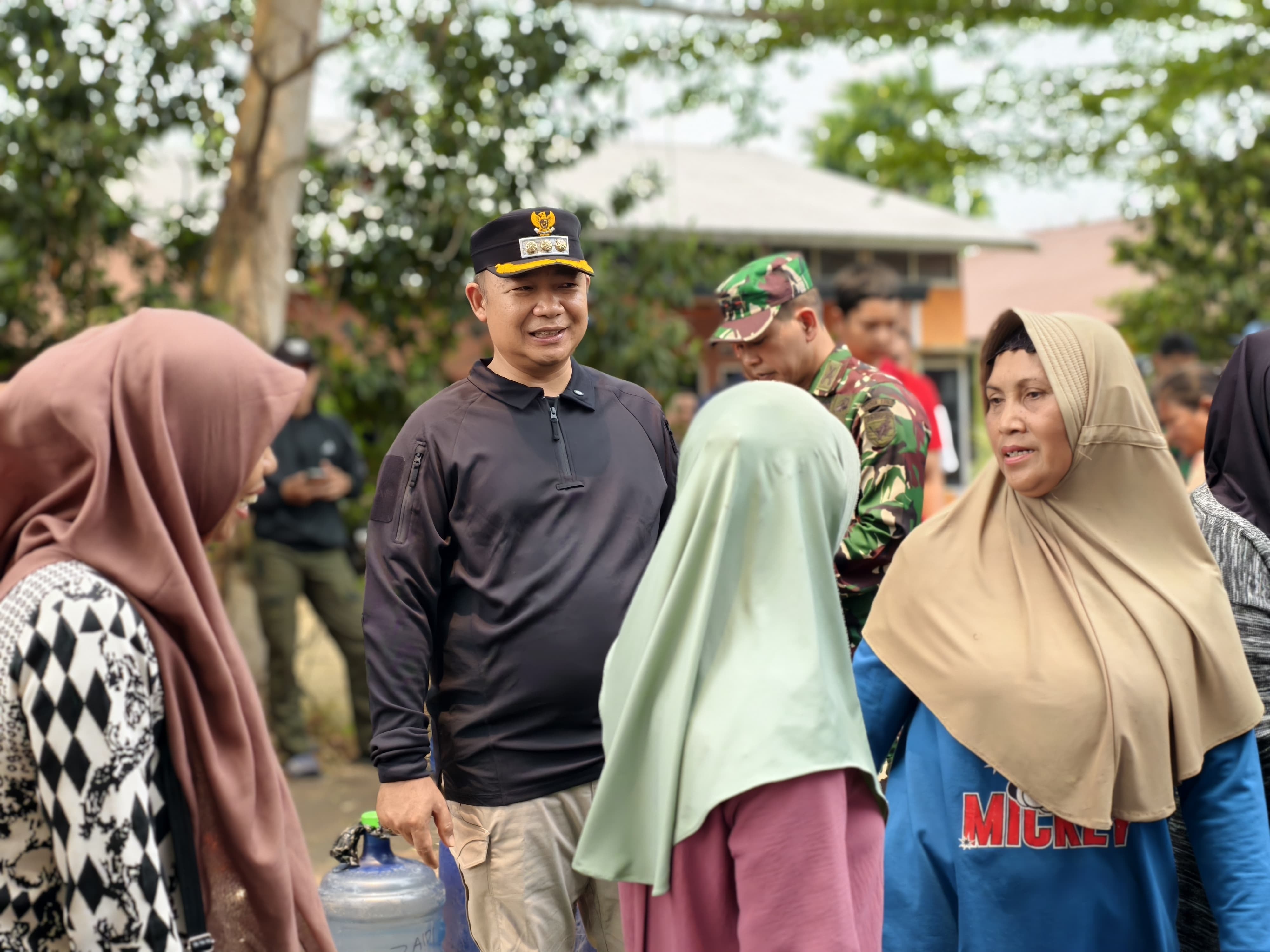 Gambar : Bupati Ketapang Bersama Warga